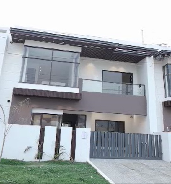 200 Sq. Yards Villa in  basant avenue